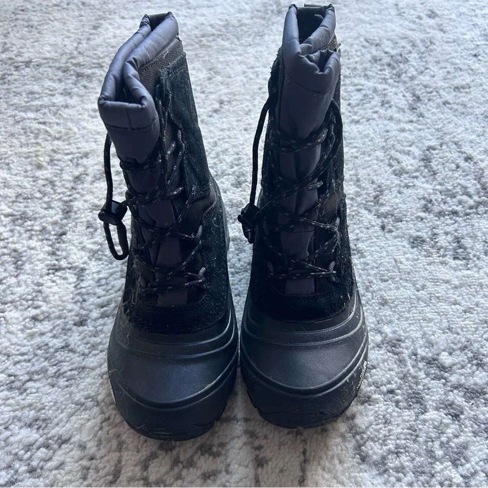 The North Face Youth Alpenglow V Waterproof Boots in black. Size 3